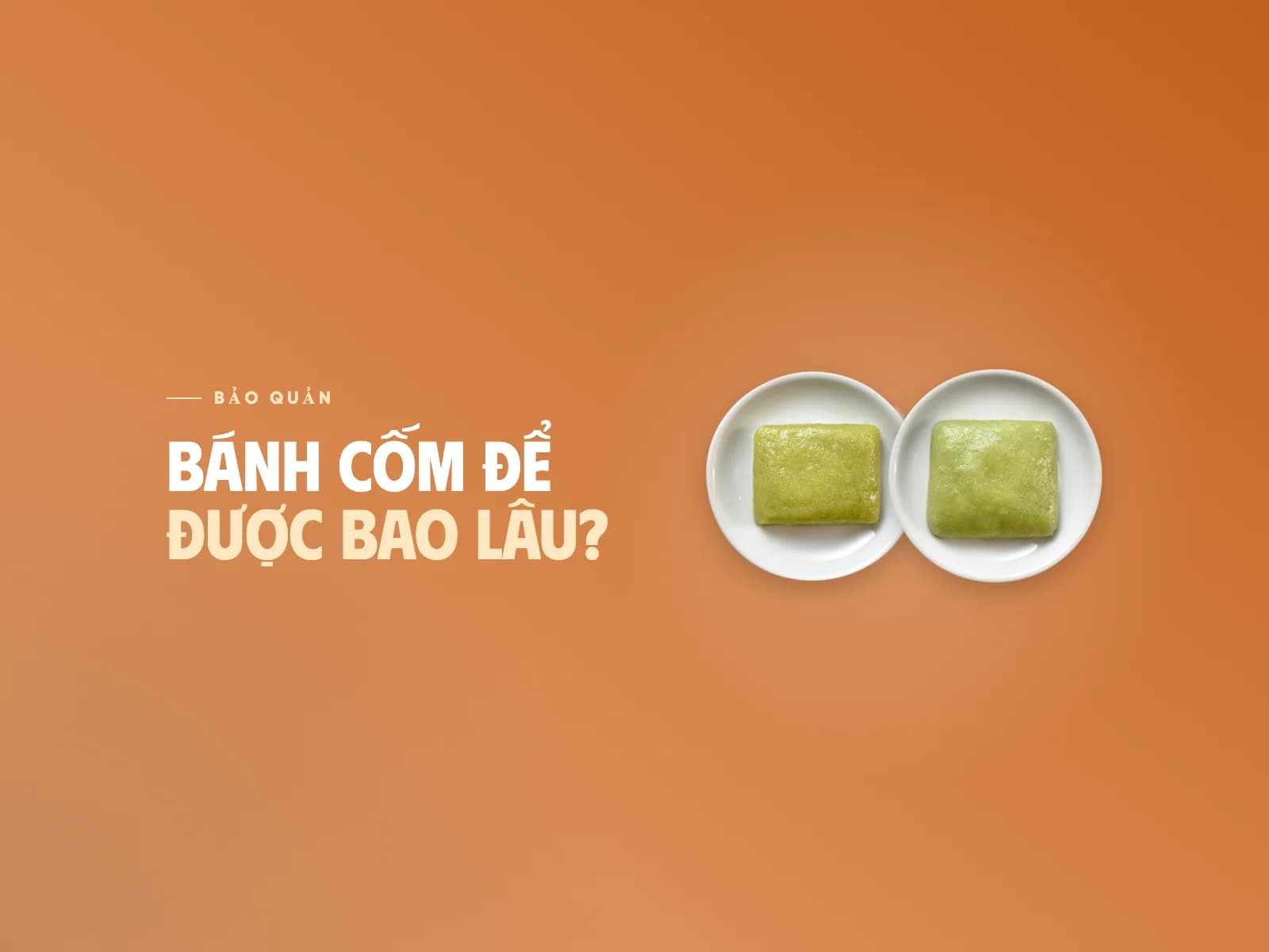 Hai đĩa bánh cốm trên nền cam, chữ Bánh cốm để được bao lâu?