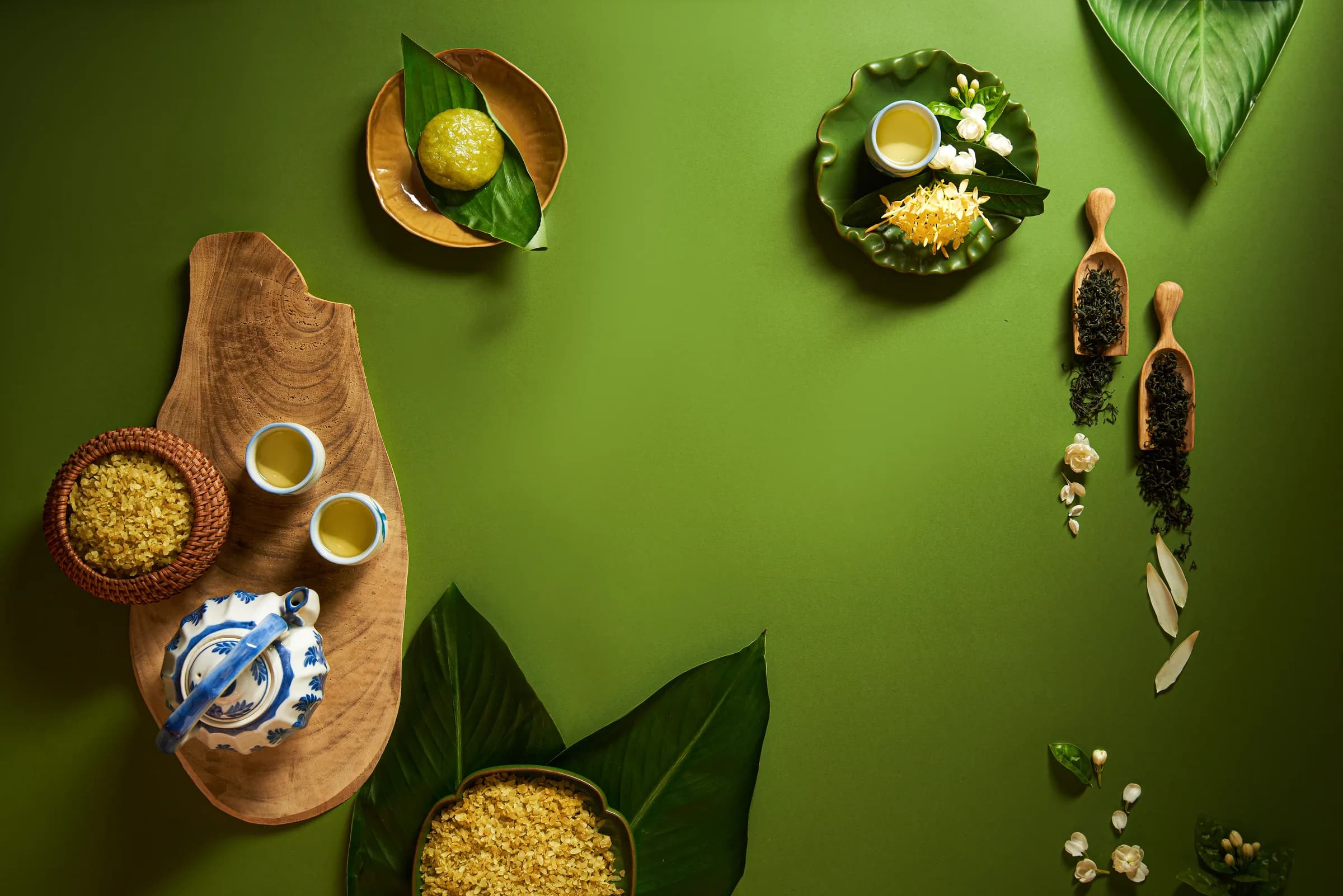 Cốm và trà trong không gian thưởng thức truyền thống